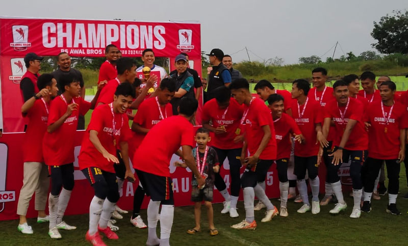 Kadispora Riau Erisman Yahya didampingi Ketua Asprov PSSI Riau, Wakil Ketua Asprov PSSI Riau, Ketua Askot PSSI Pekanbaru, dan Ketua Tim Pembibitan Iptek Pelajar dan Tenaga Keolahragaan Dispora Riau.