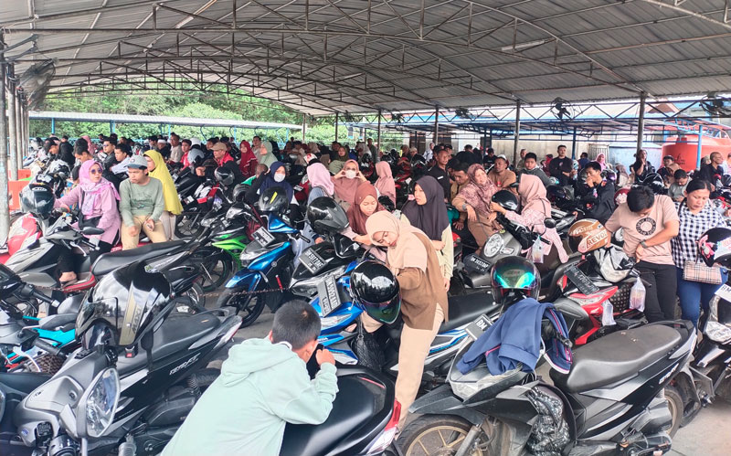 Ratusan pengendara sepeda motor ikut antrean di dermaga Ro-Ro Air Putih Bengkalis, Kamis (27/2/2025).