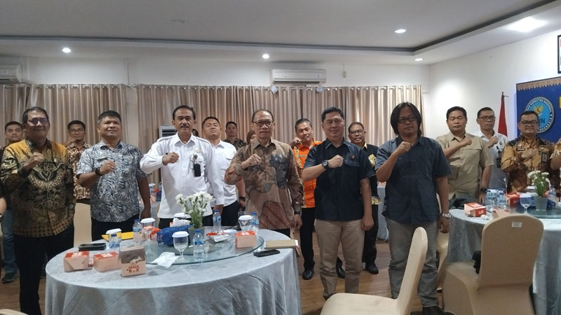 Ketua Badan Narkotika Nasional Provinsi Riau  Brigjen Pol Robinson DP Siregar SH SIK MH (empat kiri depan) foto bersama Forum Komunikasi Pencegahan Pemberantasan Peredaran Gelap Narkotika.