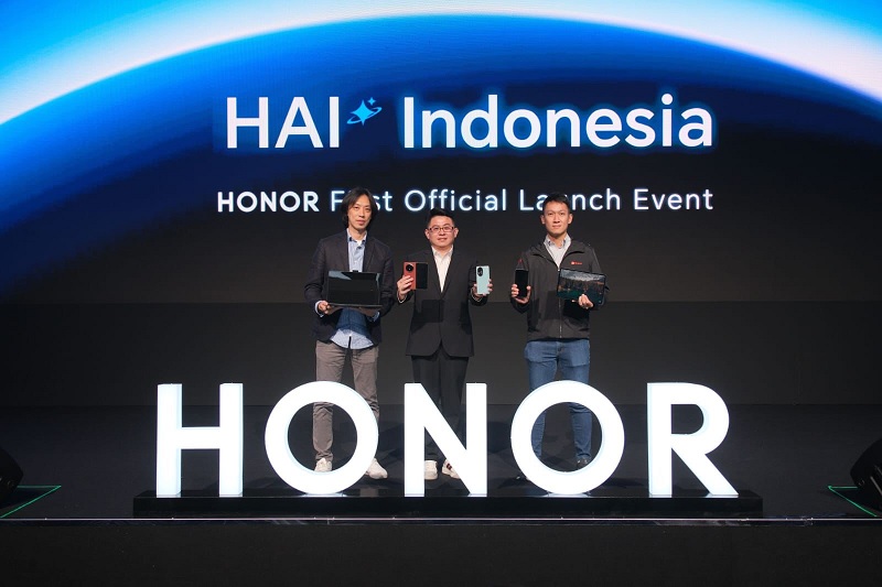 President of HONOR South Pacific, Justin Li (kiri), Chief Category Management Erajaya Digital Eric Lee, dan Daniel Minardi, Director of Brand Partnership Shopee Indonesia di acara HAIN Indonesia.