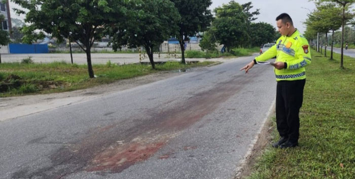 Petugas Kepolisian saat menunjuk lokasi kecelakaan yang terjadi di Jalan Soekarno-Hatta, Kecamatan Payung Sekaki, pada Jumat (28/2/2025).