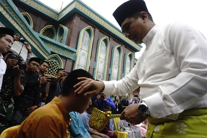 Pj Sekko Pekanbaru Zulhelmi Arifin saat prosesi tradisi Petang Balimau di Mesjid Raya Pekanbaru, usai ziarah makam Marhum Pekan, Pekanbaru, Jumat (28/2).