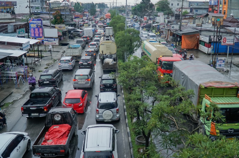 Kepadatan dan Kemacetan panjang arus lalu lintas kendaraan bermotor dijalan HR Soebrantas menuju simpang Jalan SM Amin, Pekanbaru, Jumat (28/2/2025).