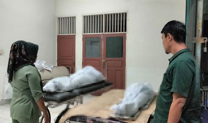 Personil Polsek Rambah Samo dan Petugas Pemulasaran Jenazah masih menunggu kedatangan pihak keluarga korban di kamar jenazah RSUD Rohul, Kamis (27/2/2025) malam.