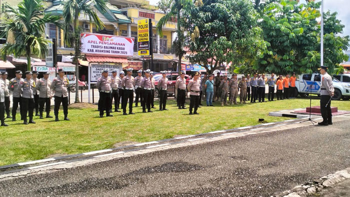 Kapolres Kuansing AKBP Angga Febrian Herlambang SIK SH memimpin apel pengamanan tradisi mandi balimau di Mapolsek Singingi, Jumat (28/2/2025).