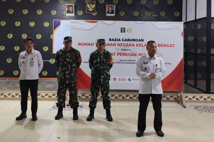 Kepala Rutan kelas IIB Rengat, Ridar Firdaus Ginting AMd IP SH didampingi pejabat Rutan Rengat dan anggota Koramil 01/Rgt saat memberikan pengarahan Kamis (27/2/2025).
