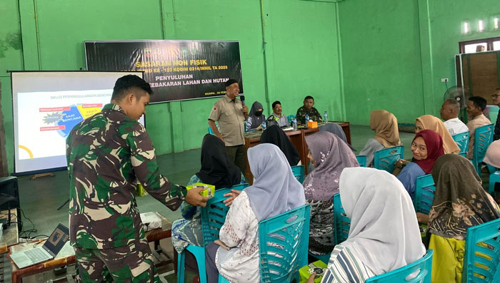 Personel TMMD melakukan penyuluhan tentang antisipasi Karhutla di Desa Mumpa, Tempuling, Inhil, Riau, Jumat (28/2/2025).