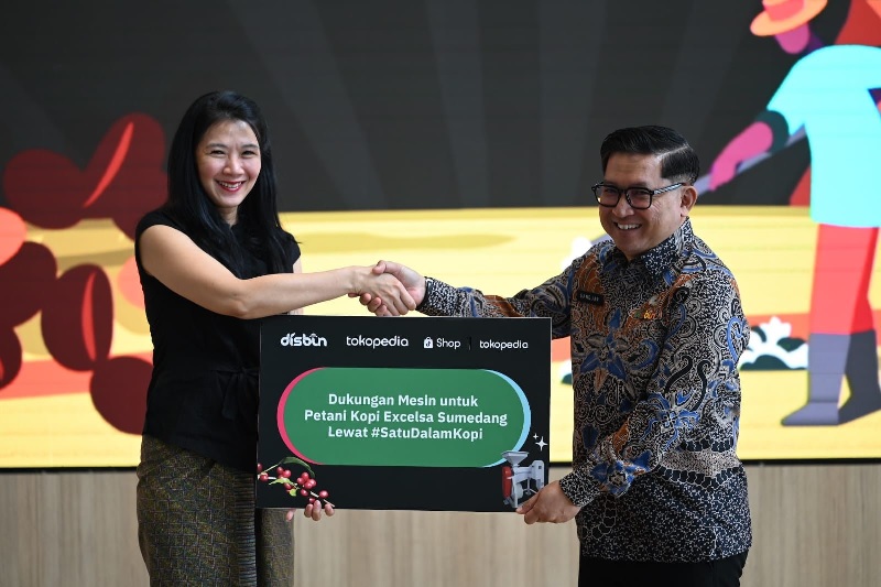 Director of Tokopedia and TikTok E-commerce, Vonny Susamto menyerahkan dukungan mesin untuk petani kopi excelsa di Sumedang kepada Kepala Dinas Perkebunan Provinsi Jawa Barat, Gandjar Yudniarsa.