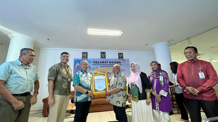 SERAHKAN PENGHARGAAN: BPJS Kesehatan menyerahkan penghargaan Bintang 4 kepada RS PMC, Jumat (28/2/2025).