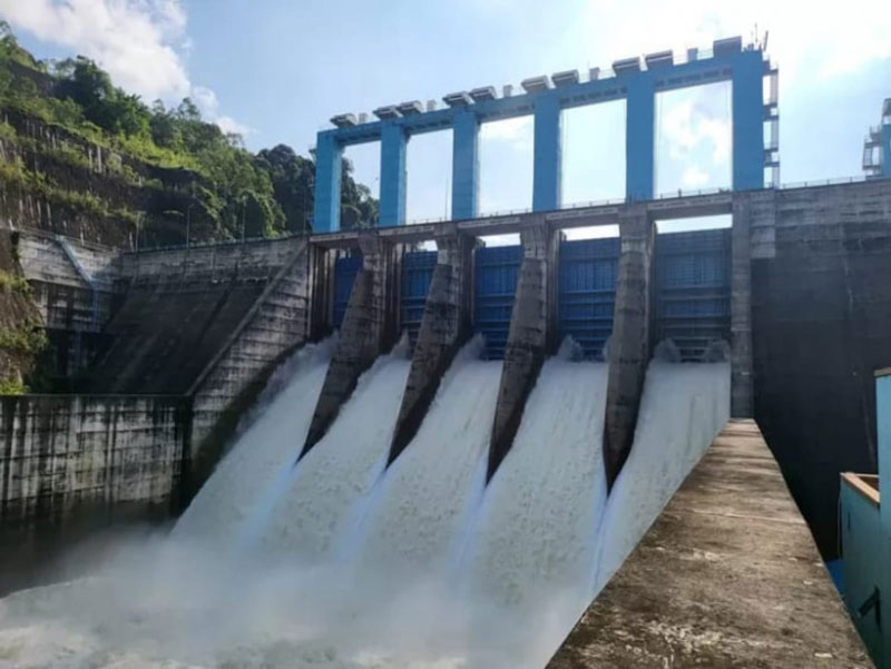 Pintu pelimpahan waduk (spillway gate) PLTA Koto Panjang saat dibuka setinggi 1,2 Meter, Jumat (28/2/2025).