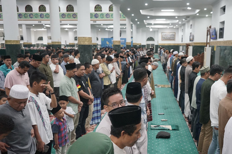 Jemaah melaksanakan ibadah salat Tarawih malam pertama di Masjid Raya An-Nur Jalan Hang Tuah Pekanbaru, Jumat (28/2/2025).