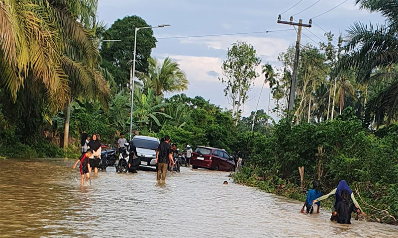 Luapan banjir Sungai Kuantan meredam akses jalan Desa Pulau Sipan, Kecamatan Inuman, Sabtu (1/3/2025).
