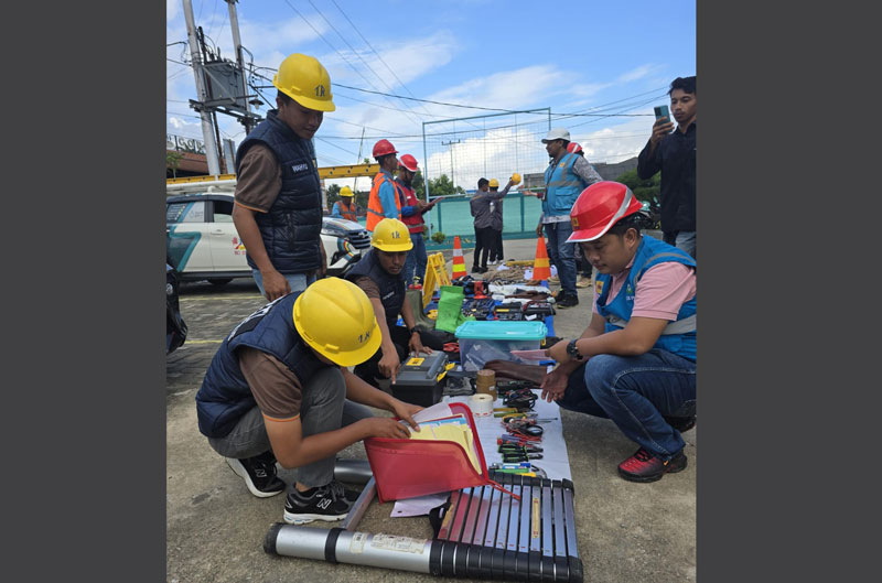 Petugas PLN ULP Bengkalis melakukan pengecekan peralatan usai apel siaga di halaman Kantor PLN ULP Bengkalis, Jumat (28/2/2025).