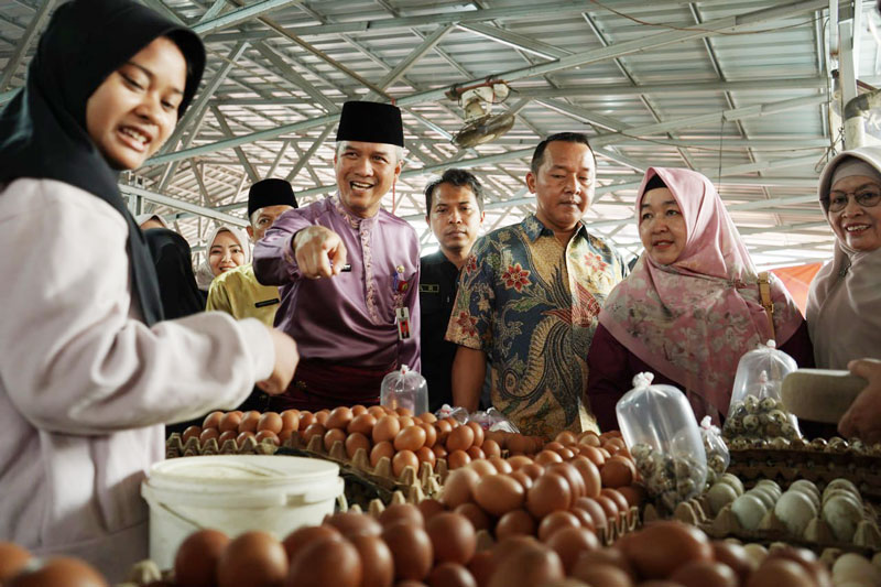 Sekdaprov Riau M Job Kurniawan (dua kiri) saat melakukan sidak di pasar tradisional di Pekanbaru, Jumat (28/2/2025).