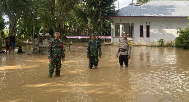 TNI-Polri melakukan imbauan waspada banjir di Basrah Kecamatan Kuantan Hilir, Sabtu (1/3/2025).