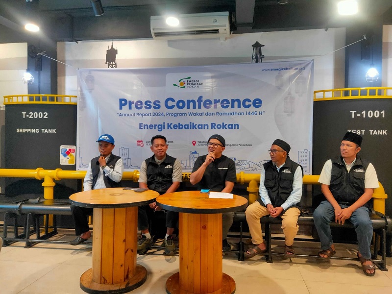 Direktur Energi Kebaikan Rokan Very Rosnedy (tengah) bersama jajaran memberi penjelasan saat Konferensi Pers Program Ramadan Energi Kebaikan Rokan di salah satu afe di Jalan Kartini Pekanbaru, Jumat.