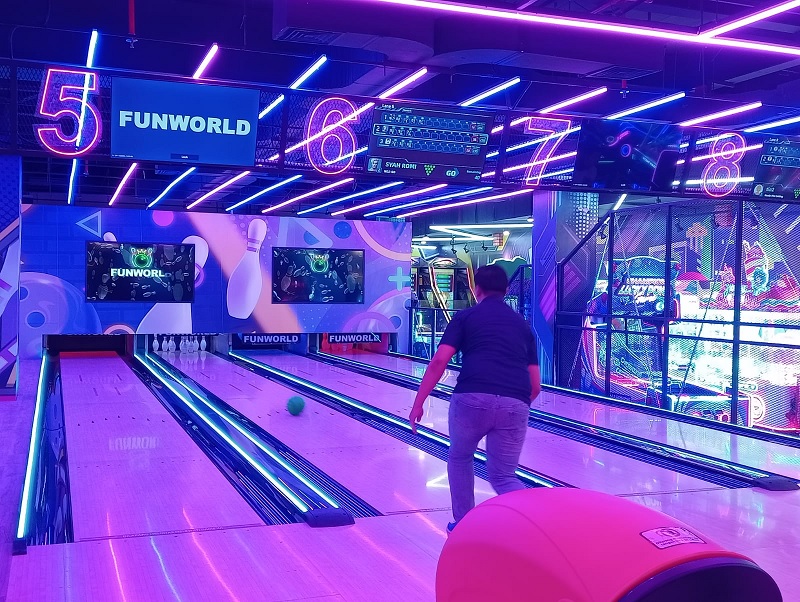 Pengunjung terlihat tengah menikmati permainan bowling di Funworld Bowling Mal SKA lantai 3, Jumat (28/2/2025).
