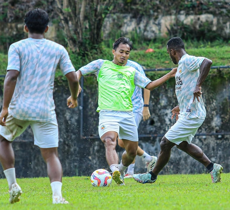 Pemain Seman Padang menjalani latihan jelang menghadapi laga penting kontra PSBS Biak dalam lanjutan Liga 1.