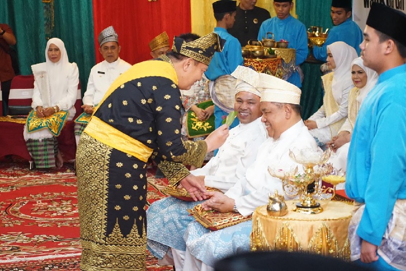 Datuk Seri Jaya Perkasa Setia Negeri Irjen Pol Mohammad Iqbal saat melakukan tepuk tepung tawar kepada Gubernur Riau Abdul Wahid dan Wakil Gubernur Riau SF Hariyanto di LAM Riau, Sabtu (1/3/2025).