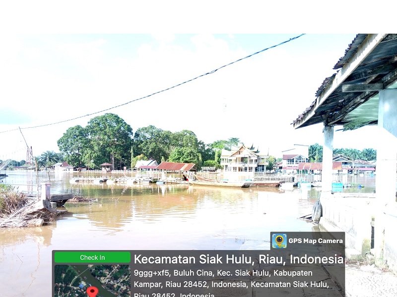 Warga Desa Buluh Cina, Kecamatan Siak Hulu, Kabupaten Kampar terdampak banjir, Ahad (2/3/2025).