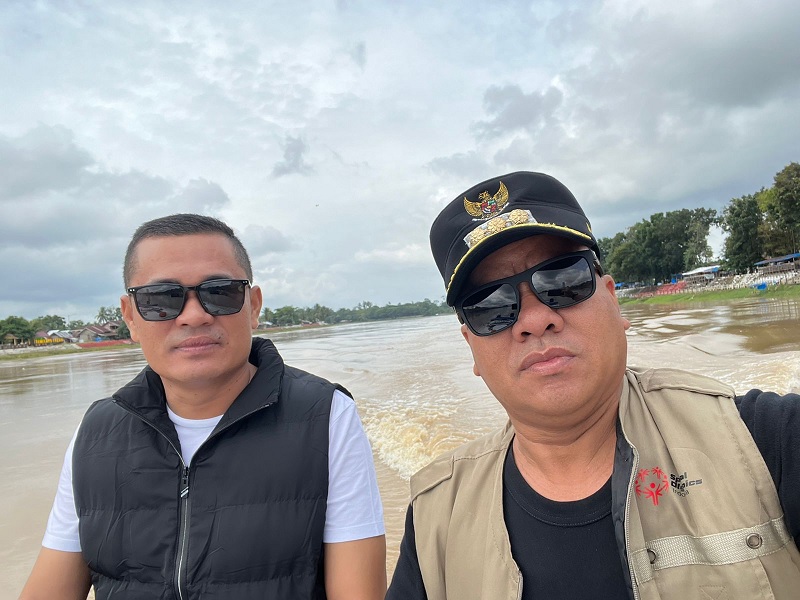 Bupati Kuansing Dr H Suhardiman Amby MM bersama anggota DPRD Kuansing Hengky Prima Hidayat dengan speedboat meninjau banjir di Kuansing, Ahad (2/3/2025).