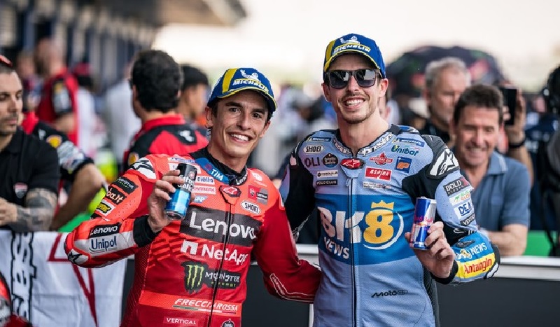 Pembalap Lenovo Ducati Marc Marquez (kiri) tampil gemilang bersama adiknya  Alex Marquez (Gresini Racing) dengan finis 1-2 pada seri pembuka MotoGP Thailand di Sirkuit Buriram, Ahad (2/3/2025).
