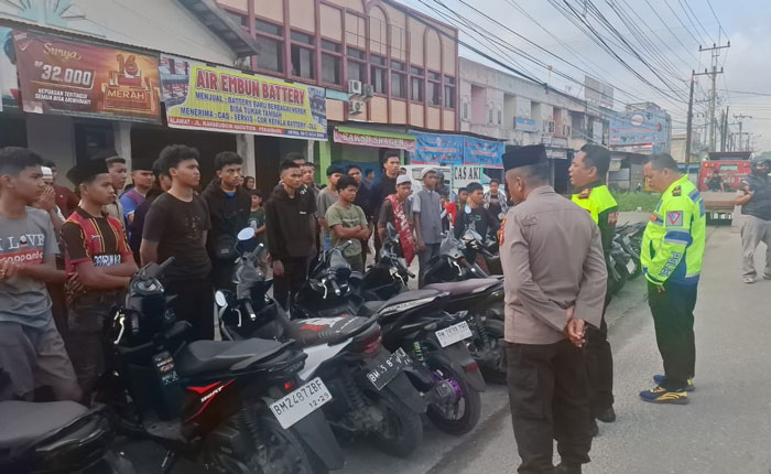 Kapolsek Bukit Kompol Syafnil bersama Kasat Lantas Polresta Pekanbaru, AKP I Made Juni Artawan dan jajaran saat mengamankan puluhan motor di Jalan Kaharuddin Nasution, Ahad (2/3/2025).