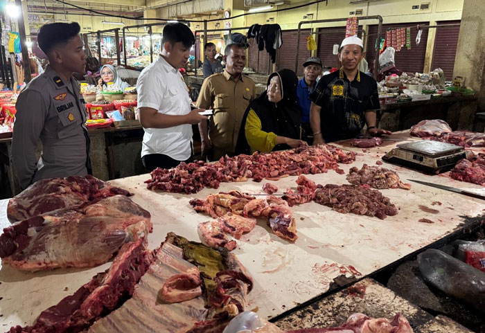 Satreskrim Polres Kampar  bersama  Dinas  Perdagangan,  Koperasi  dan  UMK  Kabupaten  Kampar  melakukan  pengecekan  harga  pangan  di  Pasar  Inpres  Kota  Bangkinang, Sabtu  (1/3/2025).