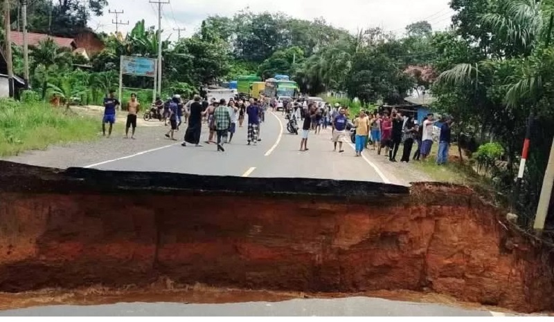 Lokasi terputusnya jalan nasional Sumbar-Jambi  berada di kawasan Dusun Sirih Sekapur, Kecamatan Jujuhan, Kabupaten Bungo, Jambi.