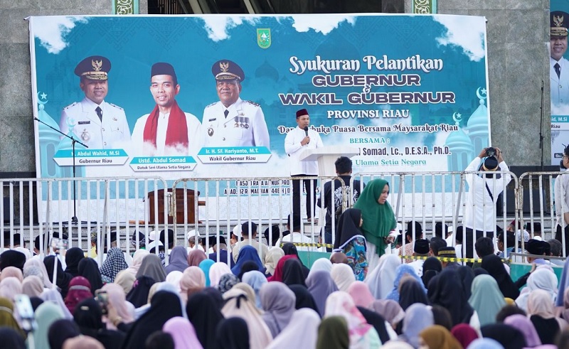Gubri Abdul Wahid menyampaikan sambutan saat syukuran pelantikan dan buka puasa bersama di Masjid Raya An-Nur Provinsi Riau, Ahad (2/3/2025).