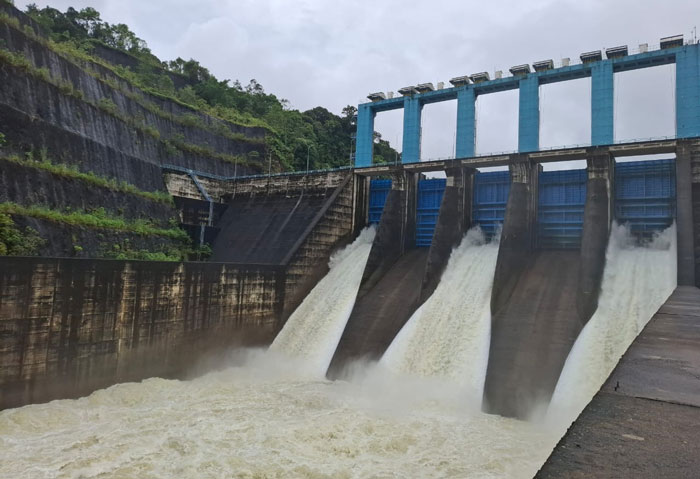 PLTA Koto Panjang membuka lima pintu pelimpahan waduk (spillway gate) setinggi 1,7 Meter, Sabtu malam (1/4/2025).