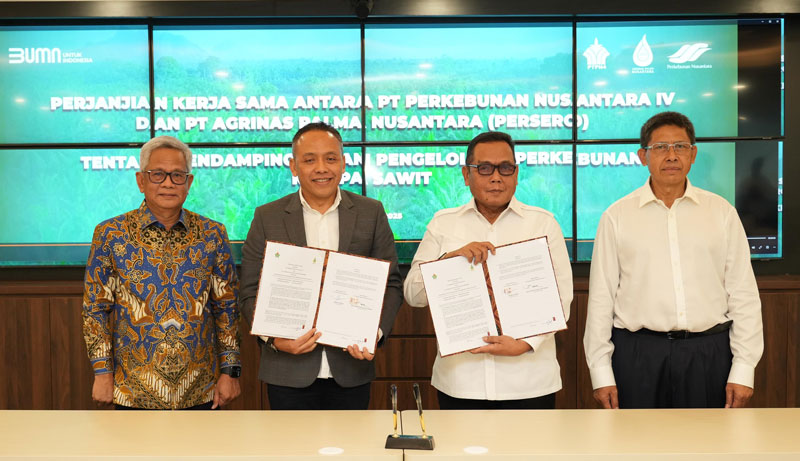 Dirut PTPN IV PalmCo Jatmiko Santosa bersama Dirut PT Agrinas Palma Nusantara Mayjen TNI Purn Cucu Sumantri disaksikan Dirut Holding PTPN III Mohammad Abdul Ghani foto bersama.