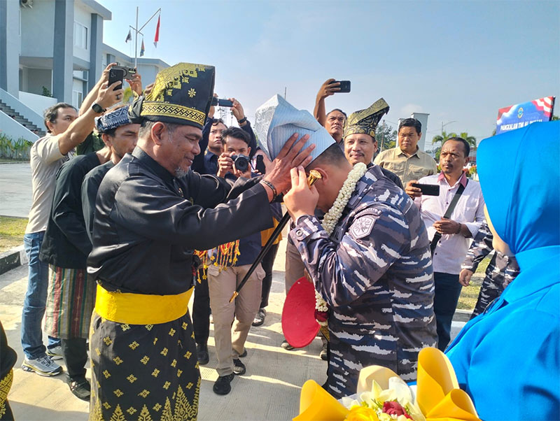 Ketua LAMR Dumai, Zamhur, Senin (3/3/2025) memasang tajak kepada komandan Lanal Dumai yang baru Kolonel Laut (P) Abdul Haris di Markas Lanal di Jalan Yos Sudarso.