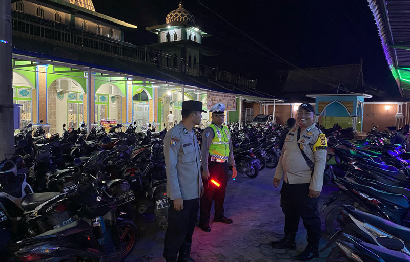 Personel Polsek Tualang melakukan patroli dan pengamanan di masjid untuk memastikan salat tarawih berjalan aman dan lancar, Sabtu (1/3/2025).