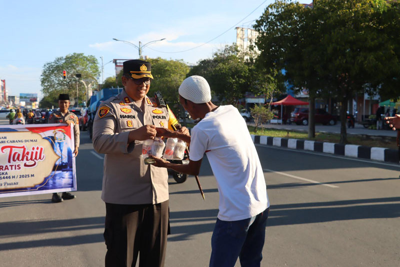 Kapolres Dumai AKBP Hardi Dinata membagikan takjil gratis ke masyarakat, Sabtu (1/3/2025) sore.