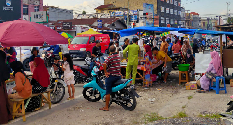 Suasana jual beli di Pasar Ramadan Jalan Rajawali, Kecamatan Sukajadi, Pekanbaru, Ahad (2/3/2025).