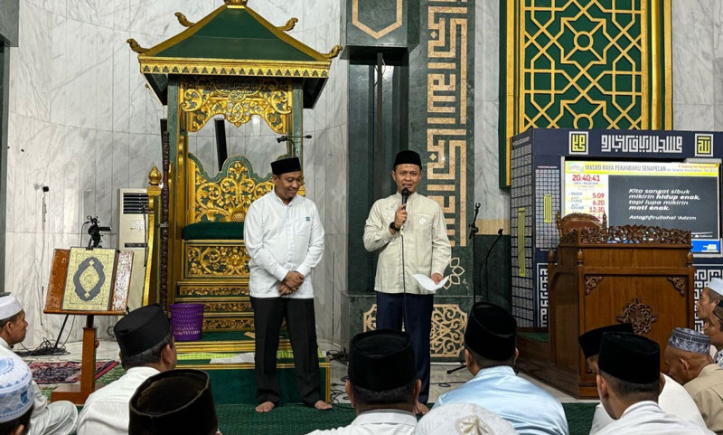 Wali Kota Pekanbaru Agung Nugroho didampingi Wakil Wali Kota Pekanbaru Markarius Anwar menyampaikan sambutan saat akan melaksanakan Salat Tarawih di Masjid Raya Senapelan.
