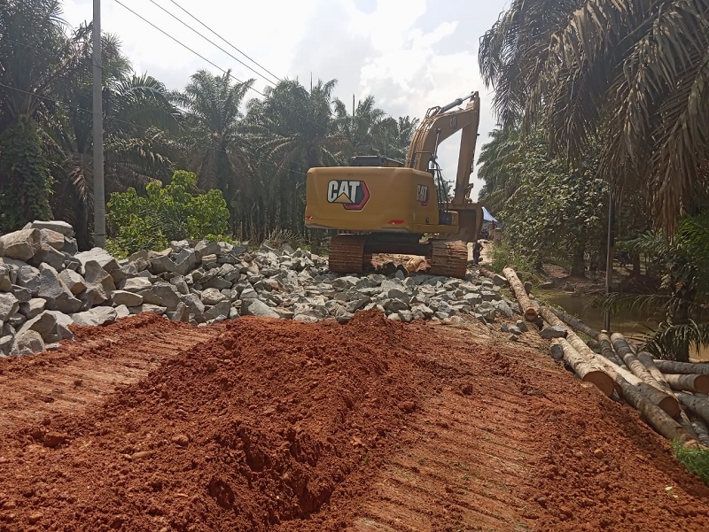 Alat berat Dinas PUPR Rohul sedang melakukan penimbunan batu cadas dan tanah di titik Jembatan Omang Kelurahan Kotalama Kecamatan Ujung Batu, Senin (3/3/3035) petang.