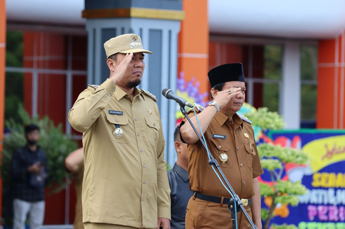 Bupati Inhu, Ade Agus Hartanto didampingi Wabup Inhu, Ir H Hendrizal MSI saat memimpin apel, Senin (3/3/2025)