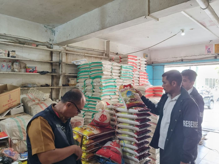 Tim gabungan dari unsur Unit II Tipidter Polres Dumai dan Dinas Perdagangan Kota Dumai, Senin (3/3/2025) melakukan peninjauan di beberapa toko di Kota Dumai.