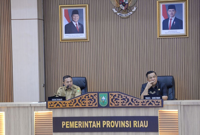 Gubernur dan wakil gubernur Riau Abdul Wahid-SF Hariyanto memimpin rapat pertama bersama para kepala OPD di lingkungan Pemprov Riau, Senin (3/3/2025).
