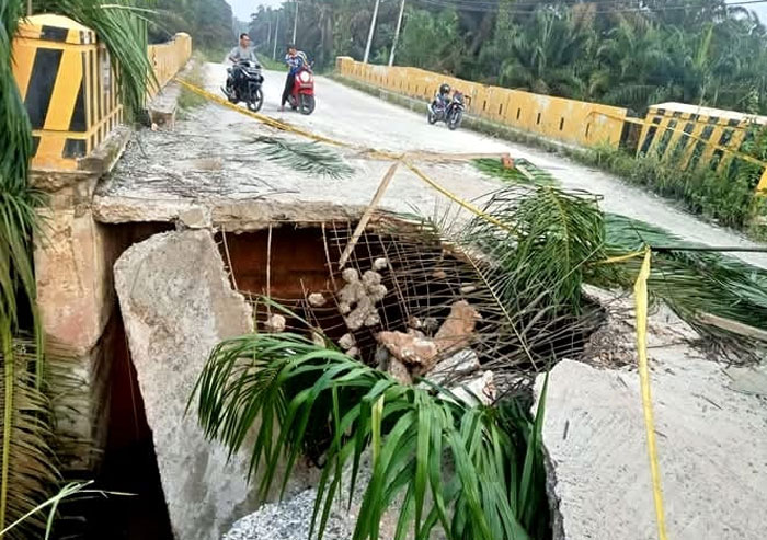 Kondisi oprit Jembatan Pisangkolek di Kelurahan Kota Lama Kecamatan Kunto Darussalam, Rohul ambruk dihantam derasnya arus Sungai Rokan, Senin (3/3/2025).
