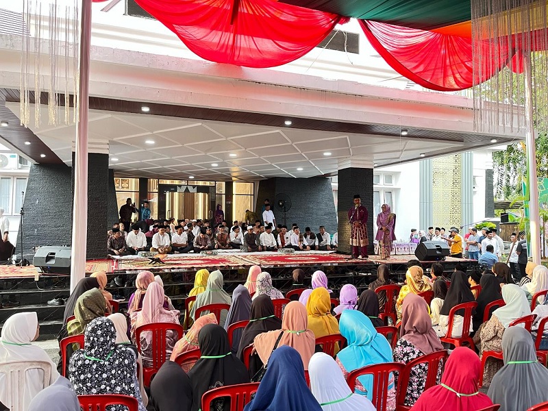 Bupati Kampar Ahmad Yuzar dan Wakil Bupati Kampar  Misharti menggelar syukuran dengan mengadakan buka bersama masyarakat di Balai Bupati Kampar, Bangkinang, Senin (3/3/2025).