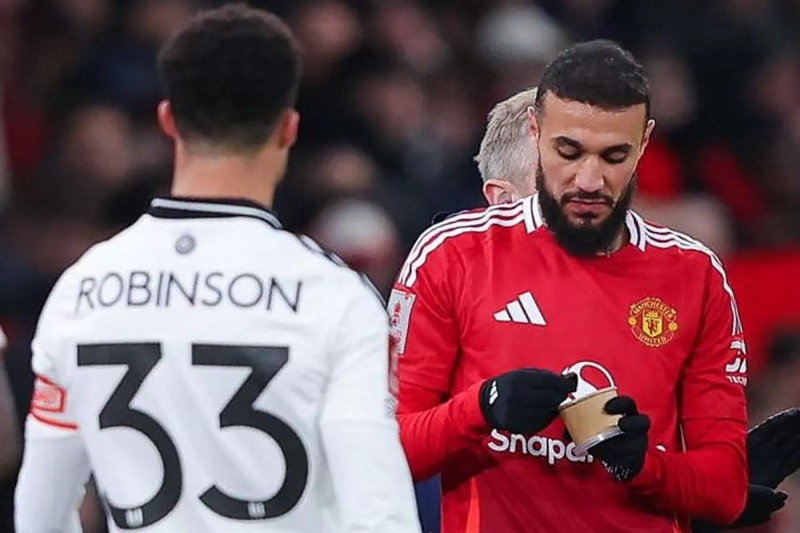 Mazraoui membatalkan puasa di tengah pertandingan Manchester United vs Fulham.