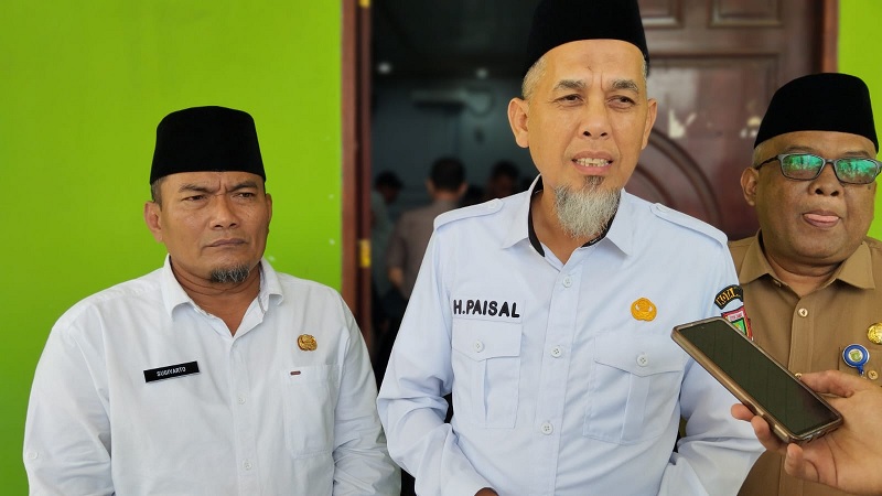 Wali Kota dan Wakil Wali Kota Dumai, H Paisal -Sugiyarto memberikan  keterangan pada awa media usai melaksanakan rapat bersama pimpinan OPD di Gedung Pertemuan Wan Dahlan Ibrahim, Senin (3/3/2025).
