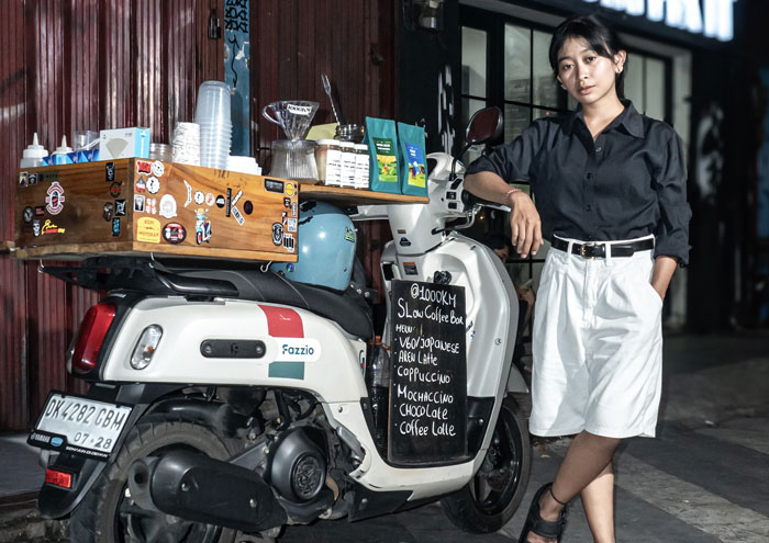 Caroline membuka usaha kopi unik yang dibangun di atas sepeda motor Yamaha Fazzio.