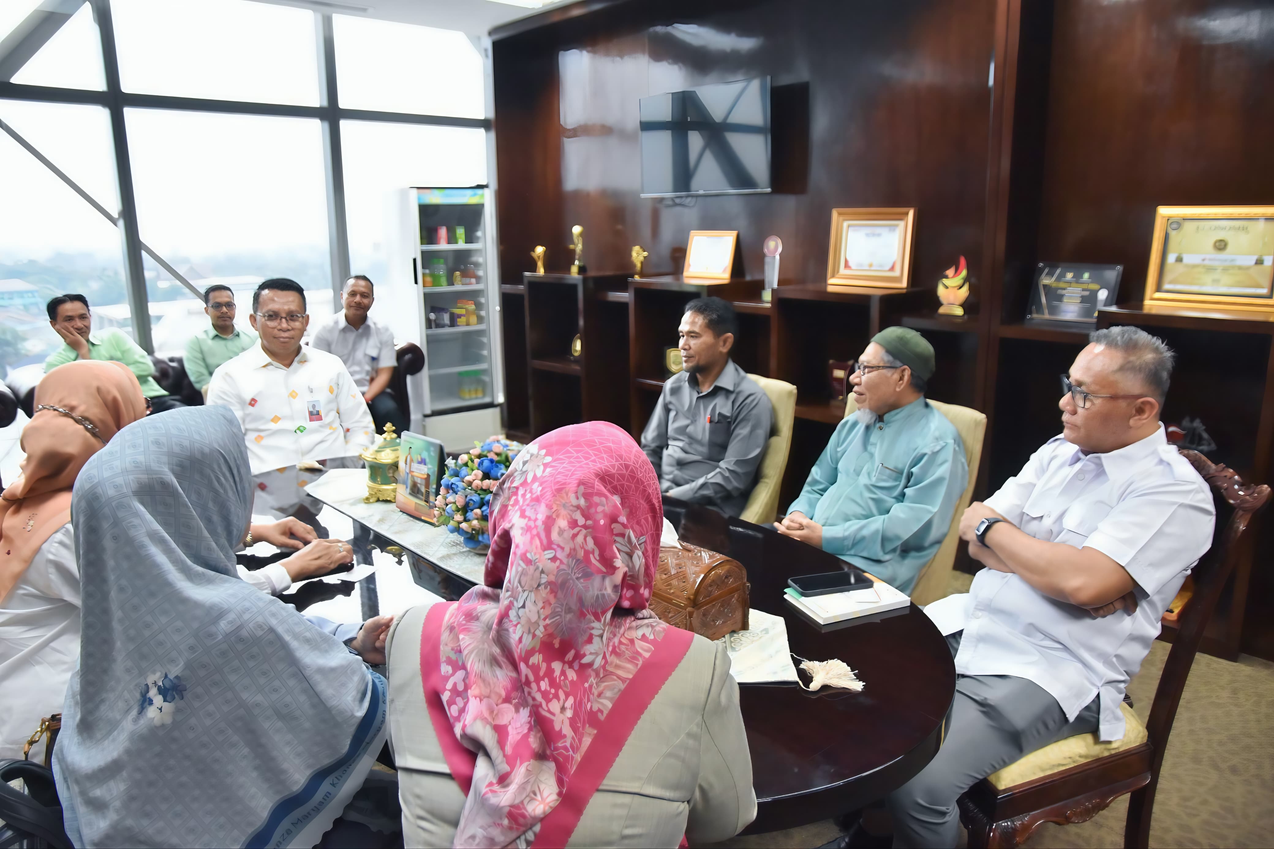 Direktur Pembiayaan BRK Syariah, Helwin Yunus saat menerima rombongan pengurus Rumah Sakit Ibnu Sina, , Selasa (4/3/2025) di ruang Award Menara Dang Merdu BRK Syariah.