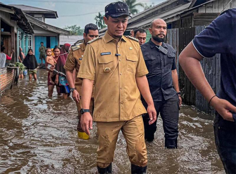 Wali Kota Pekanbaru Agung Nugroho saat meninjau warga terdampak banjir.