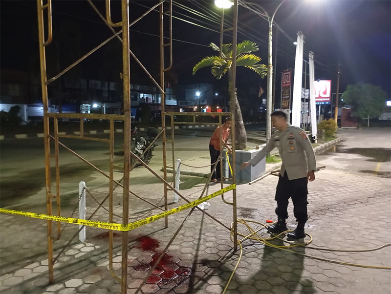 Personel Polsek Pangkalan Kerinci melakukan olah TKP kasus dugaan laka kerja yang menelan korban jiwa saat membersihkan kanopi pusat perbelanjaan Ramayana Pangkalan Kerinci, Senin (2/3/2025).
