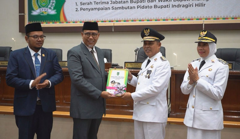 Bupati H Herman didampingi Wabup Inhil Yuliantini menerima dokumen sertijab dari Pj Bupati Inhil yang diserahkan Pj Sekda Inhil H Tantawi.